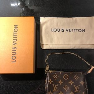 Authentic new mini pouch Louis Vuitton 💘